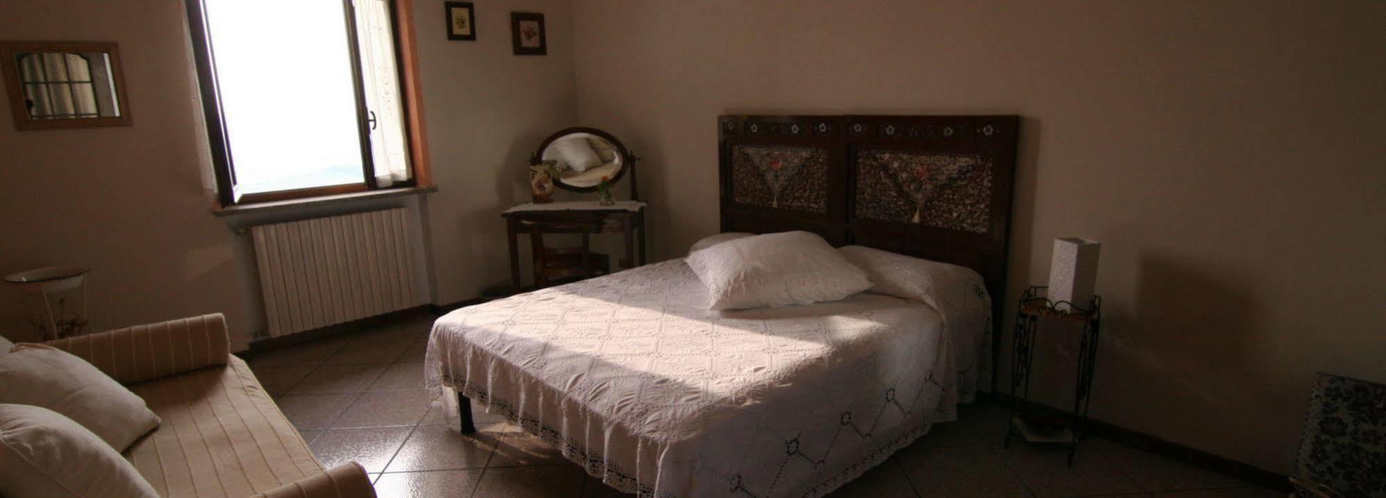 B&B La Taverna Degli Angeli Vezzi Portio ภายนอก รูปภาพ